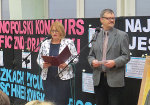 Od lewej dyrektor szkoły Barbara Makowska i Jacek Malinowski witają gości Konkursu